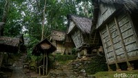 Lumbung ini menjadi salah satu kearifan lokal yang dilakukan secara turun temurun pada masyarakat Badui untuk penyimpanan makanan. 