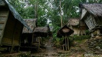Setelah dipanen, padi-padi itu akan disimpan dalam sebuah lumbung atau disebut juga dengan leuit. Dalam sekali panen, rata-rata satu keluarga bisa menyimpan sampai 300 gedeng (ikat) padi ke dalam lumbung. 