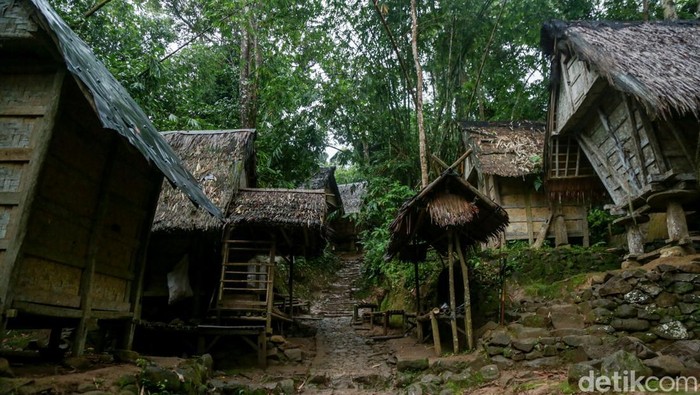 Suku Baduy punya rumah kedua yang dinamakan Leuit. Rumah ini fungsinya sebagai lumbung padi yang juga simbol ketahanan pangan Baduy.
