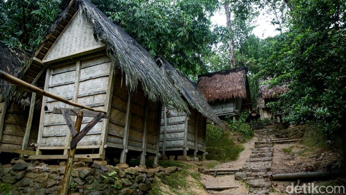 Suku Baduy punya rumah kedua yang dinamakan Leuit. Rumah ini fungsinya sebagai lumbung padi yang juga simbol ketahanan pangan Baduy.