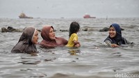 Pantai ini menjadi destinasi alternatif untuk menikmati libur panjang.  