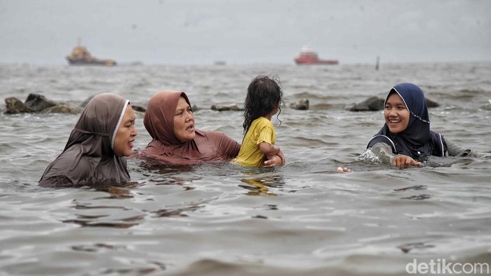 Libur panjang ini dimanfaatkan warga untuk berwisata. Sejumlah warga memilih liburan murah meriah di Pantai Marunda, Jakarta Utara.