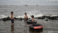 Anak-anak tampak asyik bermain.  