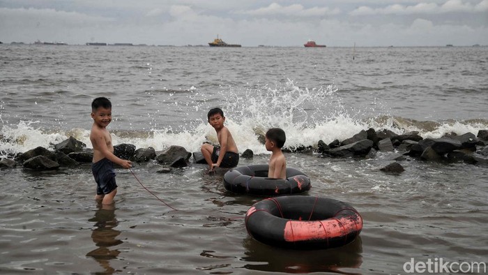 Liburan Murah Meriah ke Pantai Marunda Libur panjang ini dimanfaatkan warga untuk berwisata. Sejumlah warga memilih liburan murah meriah di Pantai Marunda, Jakarta Utara.