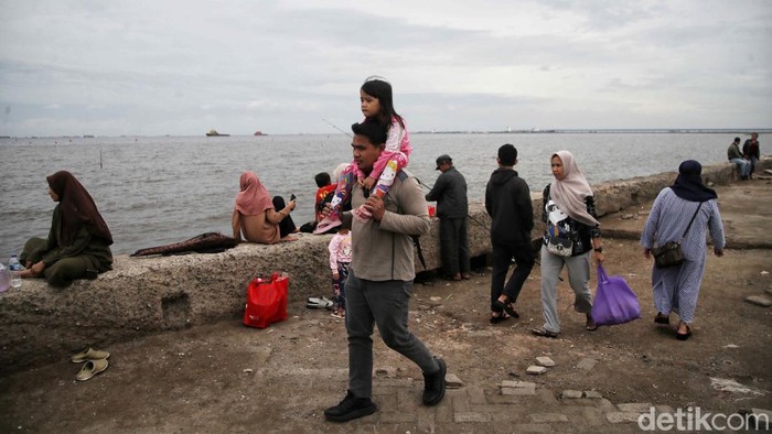 Libur panjang ini dimanfaatkan warga untuk berwisata. Sejumlah warga memilih liburan murah meriah di Pantai Marunda, Jakarta Utara.