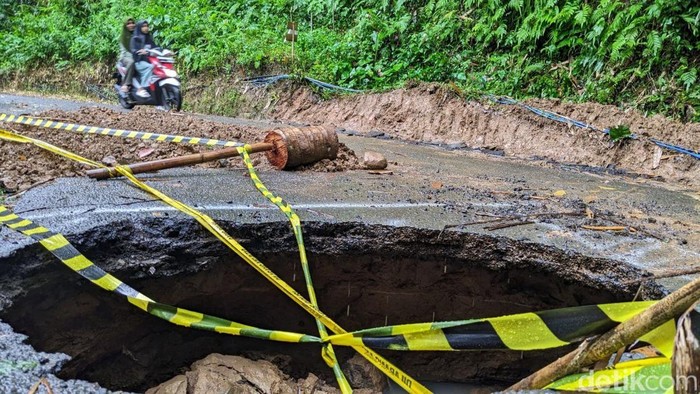 Lubang besar di jalan Trenggalek