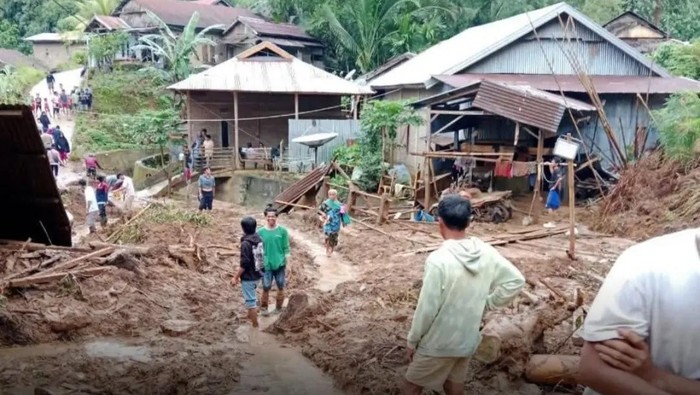 Longsor di Lingkungan Tapodede, Kelurahan Mamunyu, Kecamatan Mamuju, Kabupaten Mamuju, Minggu (26/1).