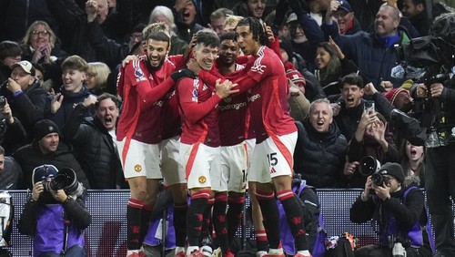 Manchester Uniteds Lisandro Martinez, center, is congratulated after scoring his sides opening goal during the English Premier League soccer match between Fulham and Manchester United at Craven Cottage stadium in London, Sunday, Jan. 26, 2025. (AP Photo/Kirsty Wigglesworth)