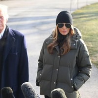 Mantan model tersebut difoto meninggalkan Gedung Putih dengan mengenakan topi hitam, jaket puffer hijau zaitun dari Rag & Bone, celana jeans hitam dari Levi’s, dan sepatu bot hitam bertali dari Xappeal. Foto: CQ-Roll Call, Inc via Getty Imag/Tom Williams