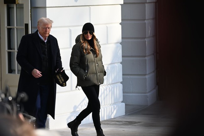 Sepatu boot yang dipakai Melania Trump adalah model Dion dari brand Xappeal. Sepatu bot Xappeal dijual dengan harga $49 di situs seperti Rack Room Shoes dan Lyst. Foto: CQ-Roll Call, Inc via Getty Imag/Tom Williams