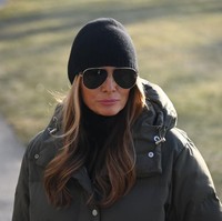 Melania Trump melengkapi gayanya dengan sepasang kacamata hitam berbingkai emas. Melania dan Donald Trump melakukan perjalanan bersama untuk menuju ke Carolina Utara dan Los Angeles, wilayah yang terdampak bencana badai dan kebakaran. Foto: CQ-Roll Call, Inc via Getty Imag/Tom Williams