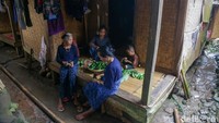 Selain itu, di bagian dindingnya terbuat dari anyaman bambu dengan tiangnya yang terbuat dari balok kayu berukuran besar yang cantik. Atap rumahnya pun memakai bilah bambu dan ijuk yang dikeringkan. 