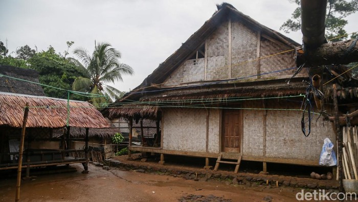 Suku Baduy memiliki rumah tradisional bernama Sulah Nyanda. Wisatawan pun bisa merasakan menginap di rumah adat Baduy.