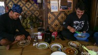 detikTravel pun merasakan menginap di rumah adat Baduy. Meski di Baduy luar yang lebih moderat, tetap saja tidak ada aliran listrik. Jadi, travelers perlu membawa powerbank atau berjalan kaki ke Ciboleger jika ingin mengisi daya. 