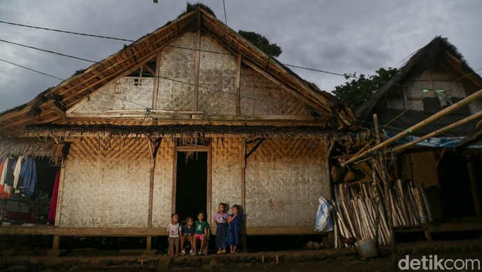 Suku Baduy memiliki rumah tradisional bernama Sulah Nyanda. Wisatawan pun bisa merasakan menginap di rumah adat Baduy.