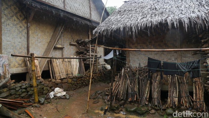 Suku Baduy memiliki rumah tradisional bernama Sulah Nyanda. Wisatawan pun bisa merasakan menginap di rumah adat Baduy.