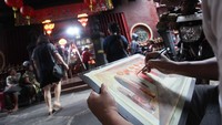 Kegiatan melukis bersama sejumlah perupa dari Komunitas Lukis Cat Air (KOLCAI) Surabaya itu untuk mengabadikan klenteng tertua yang ada di kawasan pecinan di Surabaya dalam kanvas.  