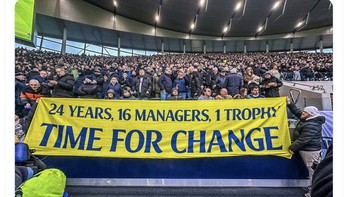Fans Tottenham memprotes manajemen karena merasa klubnya jalan di tempat dan tanpa trofi. Foto: X.com