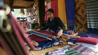 Kegiatan menenun ini biasa dilakukan di bagian depan rumah mereka yang disebut dengan sosoro.  
