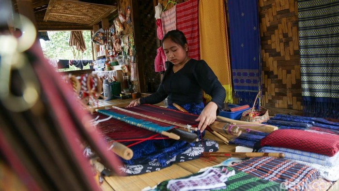 Bagi Suku Baduy, menenun adalah kegiatan yang diajarkan sejak usia dini. Menenun khusus ditekuni kaum wanita di Baduy.