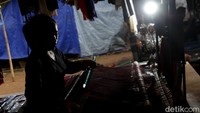 Benang-benang yang telah dipilih kemudian disatukan menggunakan alat menenun tradisional yang terbuat dari kayu.  