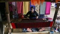 Satu yang menarik, kegiatan menenun hanya boleh dilakukan oleh kaum perempuan. Konon, jika pihak laki-laki terkena alat tenun apalagi mencoba kegiatan tradisi ini, maka laki-laki tersebut akan berubah perilakunya menjadi seperti perempuan.  