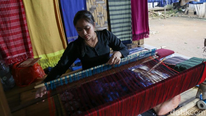 Bagi Suku Baduy, menenun adalah kegiatan yang diajarkan sejak usia dini. Menenun khusus ditekuni kaum wanita di Baduy.