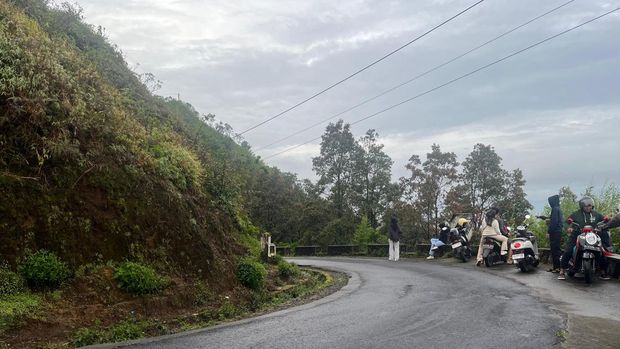 Menikmati gugusan gunung Sumbing, Sindoro, Prau, dari puncak Telomoyo