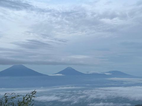 Menikmati gugusan gunung Sumbing, Sindoro, Prau, dari puncak Telomoyo