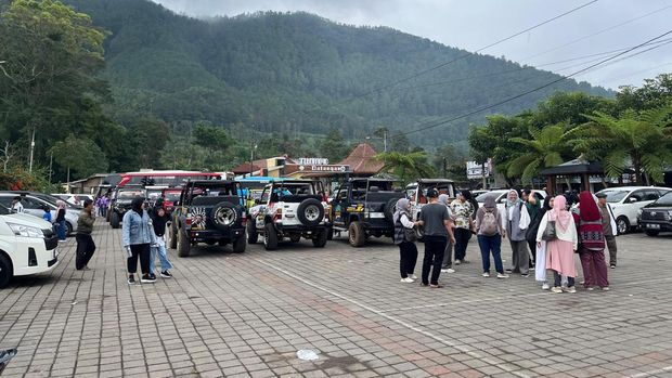 Menikmati gugusan gunung Sumbing, Sindoro, Prau, dari puncak Telomoyo