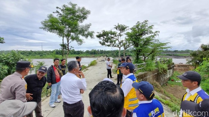 Menteri Pekerjaan Umum (PU), Dody Hanggodo saat meninjau groundsill yang ambrol di Srandakan, Bantul, Senin (27/1/2025).