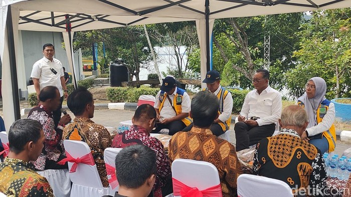 Momen Menteri PU Dody Hanggodo saat berdiskusi dengan petani di Waduk Sermo, Kokap, Kulon Progo, Senin (27/1/2025).