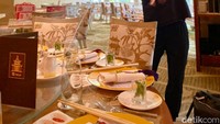 Merayakan tahun baru Imlek 2025, bisa ajak keluarga makan di Table8, Hotel Mulia Jakarta. Restoran ini menawarkan pengalaman bersantap yang istimewa. Foto: detikcom/Riska Fitria