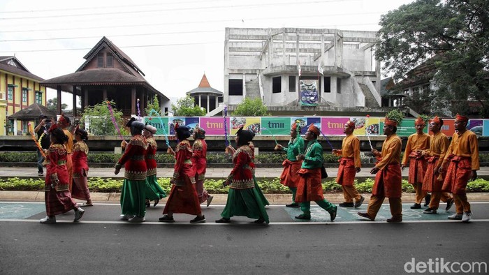 Meriahnya Kirab Budaya Telok Tamat di TMII Kirab budaya Telok Tamat digelar di Taman Mini Indonesia Indah, Jakarta Timur, Senin (27/1/2024). Acara ini untuk memeriahkan Isra Miraj.