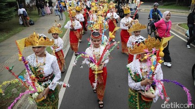 Meriahnya Kirab Budaya Telok Tamat di TMII
