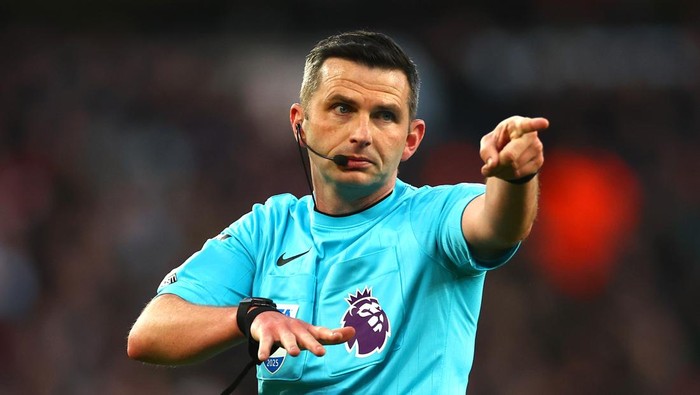 WOLVERHAMPTON, ENGLAND - JANUARY 25: Referee Michael Oliver gestures during the Premier League match between Wolverhampton Wanderers FC and Arsenal FC at Molineux on January 25, 2025 in Wolverhampton, England. (Photo by Chris Brunskill/Fantasista/Getty Images)