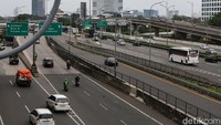 Tidak ada kemacetan lalu-lintas di kedua arah jalan.