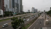 Tidak ada kemacetan lalu-lintas di kedua arah jalan.