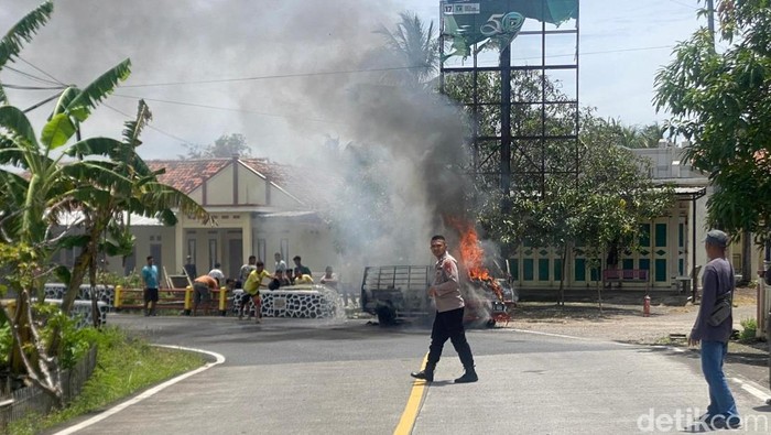 Momen pikap pengangkut LPG 3 Kg terbakar.