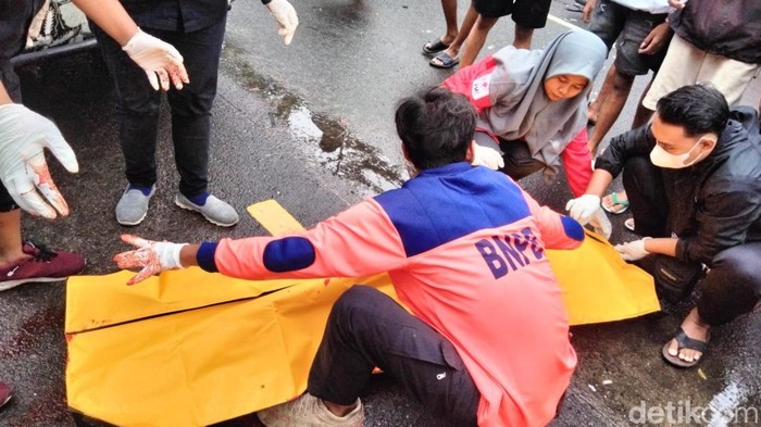 Motor pelajar yang tewas terjatuh saat trek-trekan di jalan basah lalu tertabrak mobil di Pamekasan.