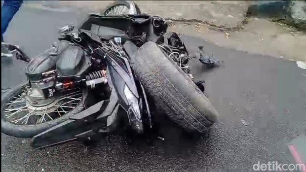 Motor pelajar yang tewas terjatuh saat trek-trekan di jalan basah lalu tertabrak mobil di Pamekasan.