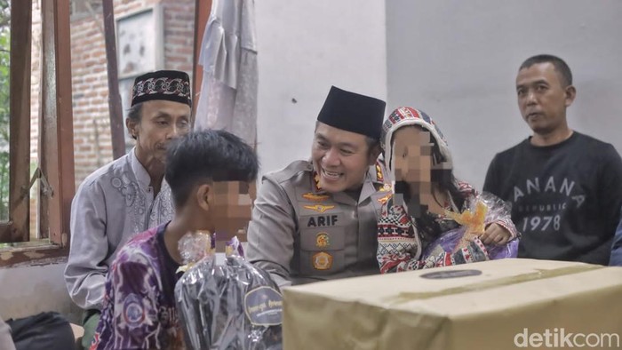 Kapolres Blitar AKBP, Arif Fazlurrahman bersama kedua anak Uswatun Khasanah saat takziah