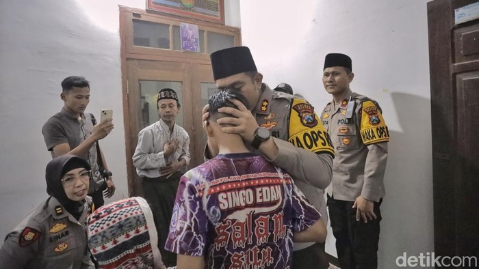 Kapolres Blitar AKBP, Arif Fazlurrahman bersama anak Uswatun Khasanah saat takziah