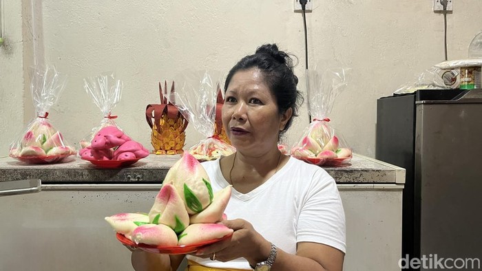 Ni Wayan Raba menunjukkan kue teratai buatannya menjelang Hari Raya Imlek, Senin (27/1/2025). (Foto: Rizki Setyo/detikBali)
