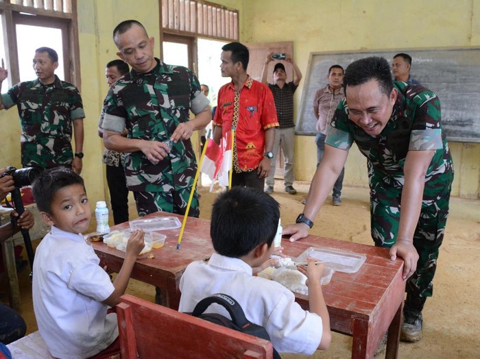 Pangdam I/BB Mayjen TNI Rio Firdianto saat mengunjungi sekolah yang viral di Nias