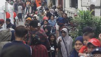Para pedagang berjualan berjejer dengan tenda yang telah disiapkan oleh panitia. 