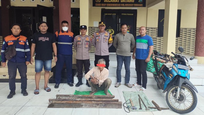 Pelaku pencurian besi rel di Lamongan saat diamankan