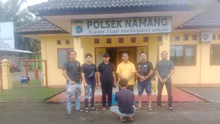 Pelaku penusukan rekannya di Bangka Tengah saat diamankan.