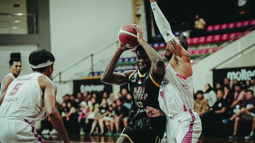 Pemain Bali United Basketball, Joshua Norman Ezekiel Nurse (tengah), diapit pemain Rans Simba Bogor dalam laga IBL 2025 di GOR IPB, Minggu (26/1/2025). (Foto: Dok. Bali United)