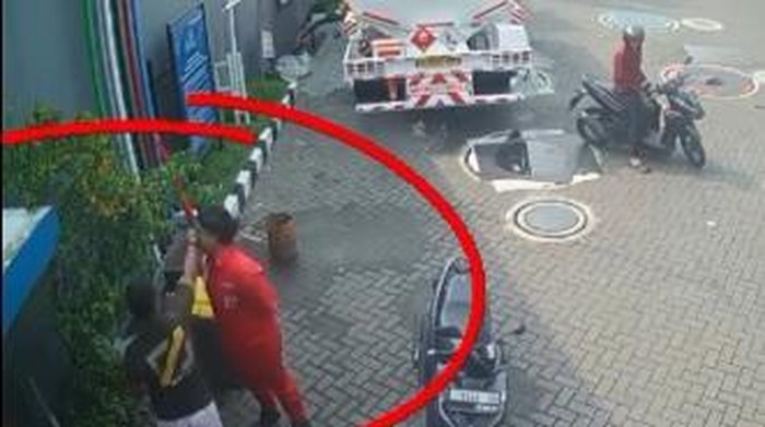 Pemukulan dan pengeroyokan di SPBU Jalan Dinoyo, Surabaya.